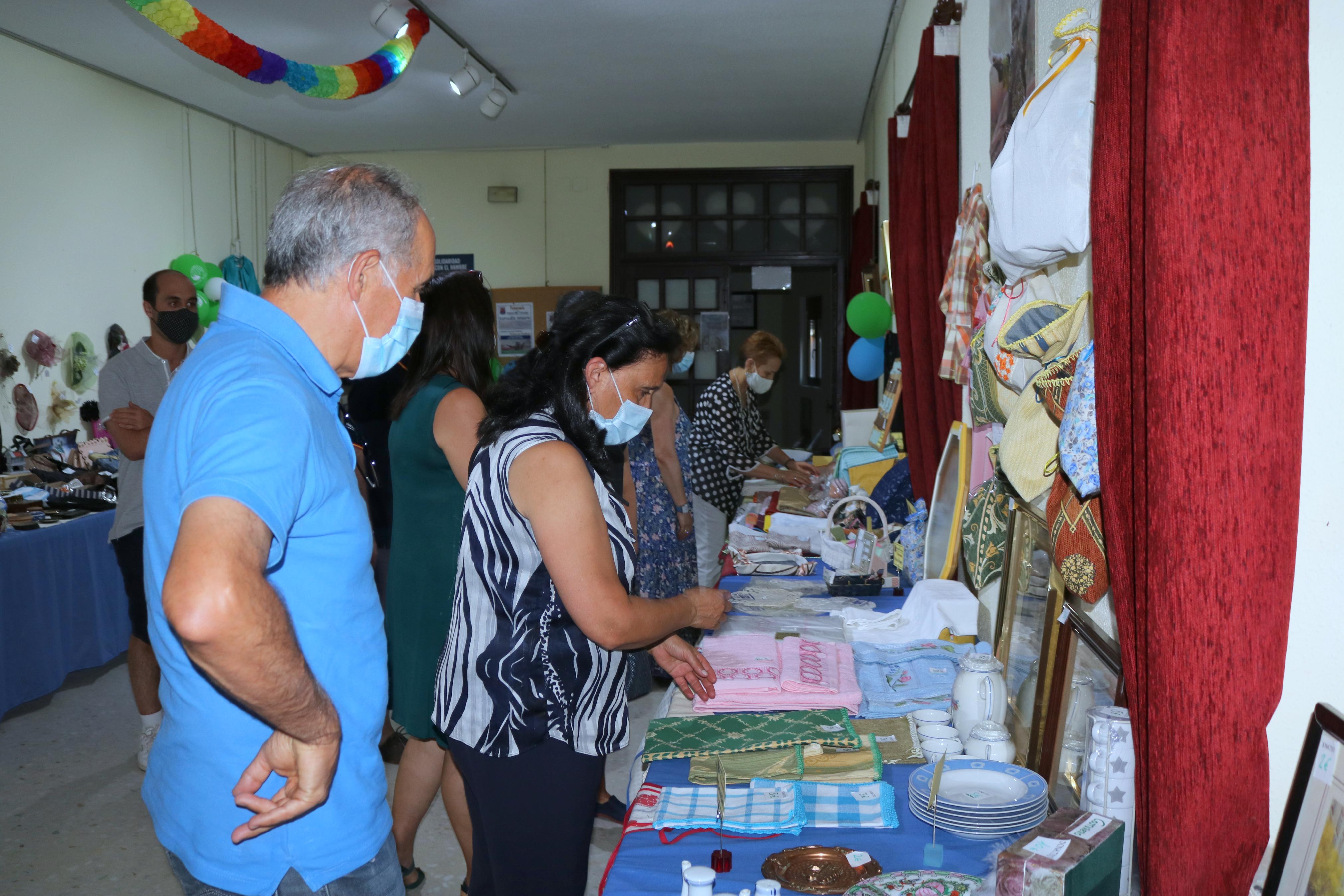 Los vecinos se están volcando con el Mercadillo Solidario de Manos Unidas