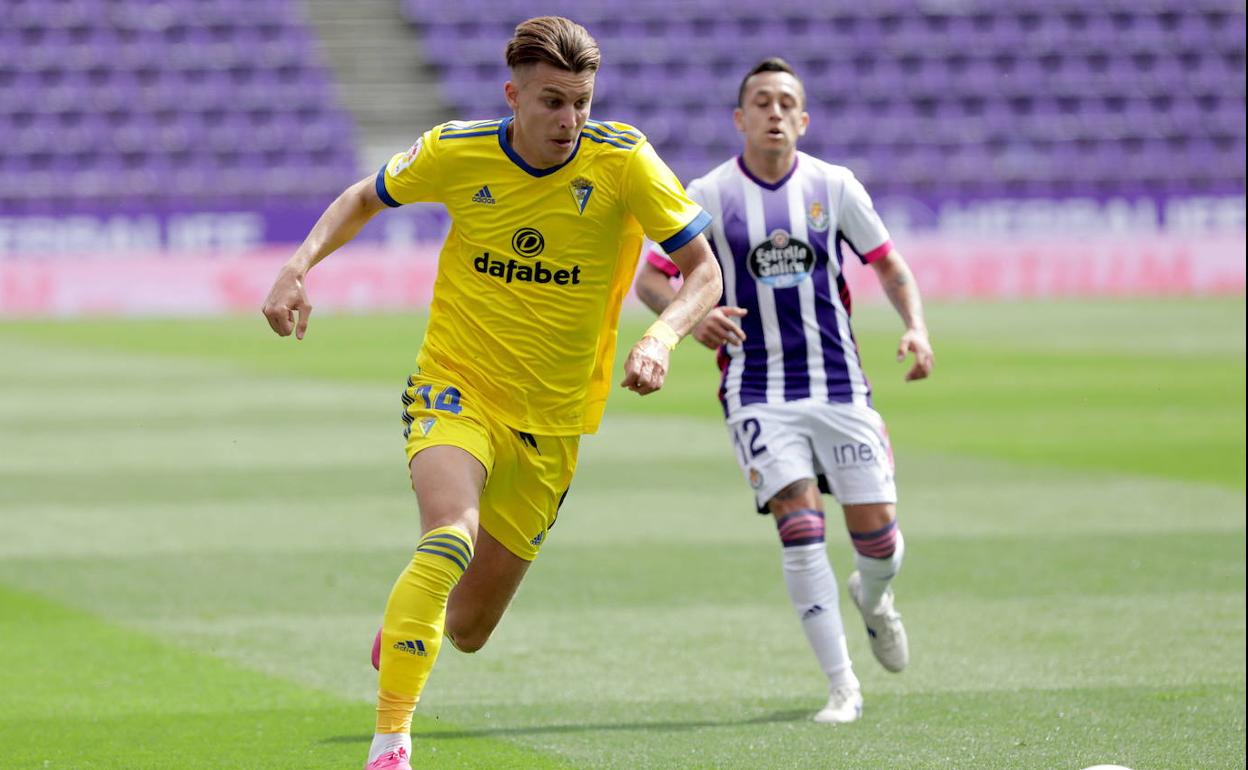 Iván Alejo, por delante de Fabián Orellana, en el Real Valladolid-Cádiz de la pasada temporada.