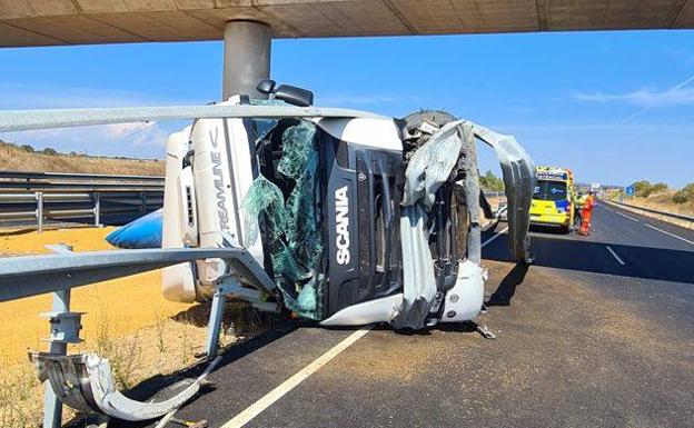 El camión, tras el accidente.