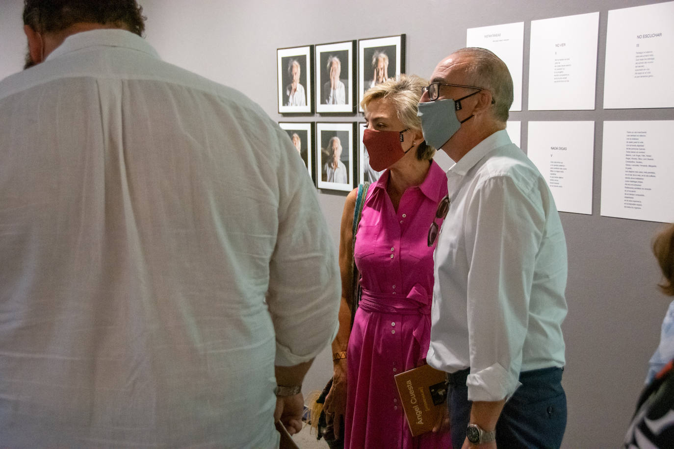 Familiares y amigos dedicaron palabras al desaparecido pintor, al tiempo que sonaban los ecos del tango argentino.