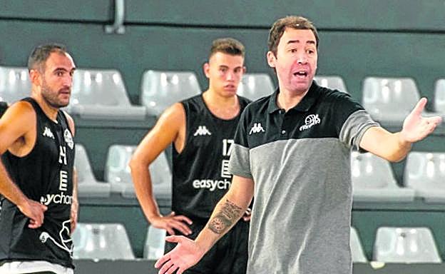 El entrenador Pedro Rivero da instrucciones a sus jugadores durante el primer entrenamiento de la pretemporada.