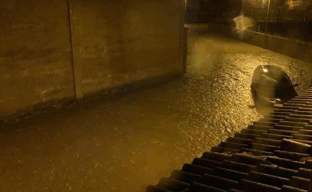 Imagen principal - La tormenta anega calles y garajes de un barrio de Villanubla