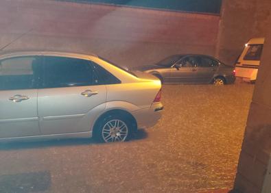 Imagen secundaria 1 - La tormenta anega calles y garajes de un barrio de Villanubla