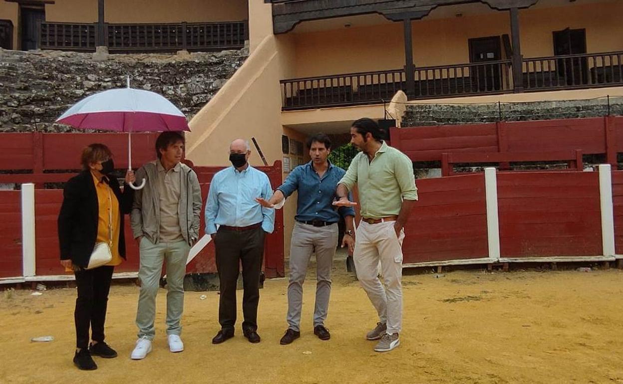 Los toreros 'El Cordobés' y Javier Conde presentan el cartel de toros de Béjar. 