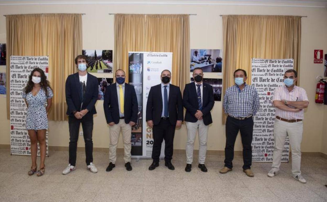 Rebeca García (Oficina Turismo Navas de Oro), Quique Yuste (El Norte), David Valderrábano y José Manuel Apezarena (Caixabank), el diputado provincial Jaime Pérez, el concejal Miguel Ángel Gallego y el alcalde de Navas de Oro, Victorino Rubio, en la inauguración.