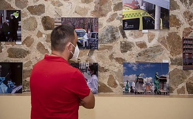 Las fotos captan la atención de un visitante.