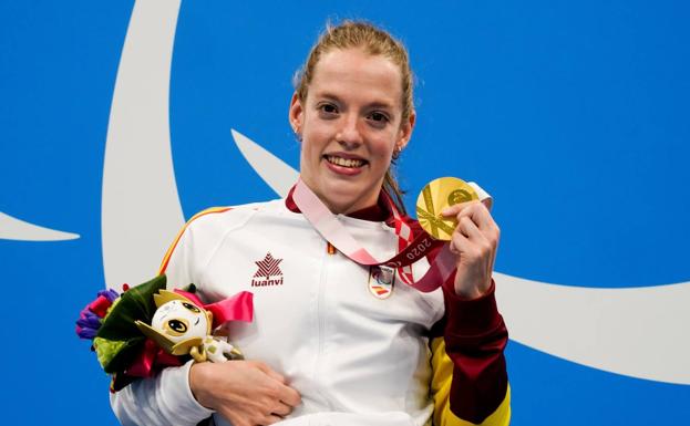 Marta Fernández posa con su medalla de oro en los 50 braza en el podio de los Juegos de Tokio. 