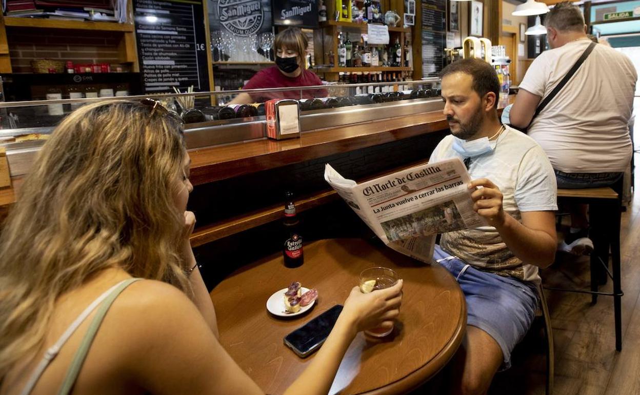 Varios clientes, en un bar de Valladolid con las barras cerradas.