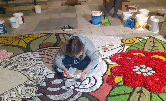 Una de las alfombristas, durante la noche de trabajo. 