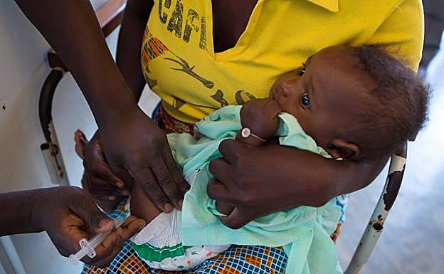 Un bebé recibe una vacuna en África gracias a 'la Caixa'.