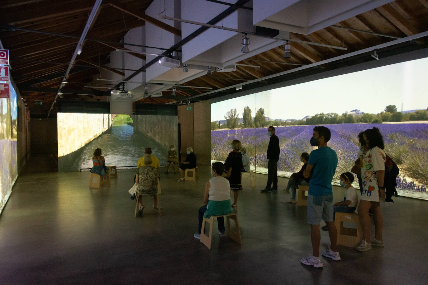 El recorrido está dividido en cuatro partes en las que se proyecta tanto la historia del propio Canal de Castilla, con su nacimiento de mano del Rey Felipe VI y el Marqués de la Ensenada, hasta la flora y fauna característica de esta obra hidráulica.