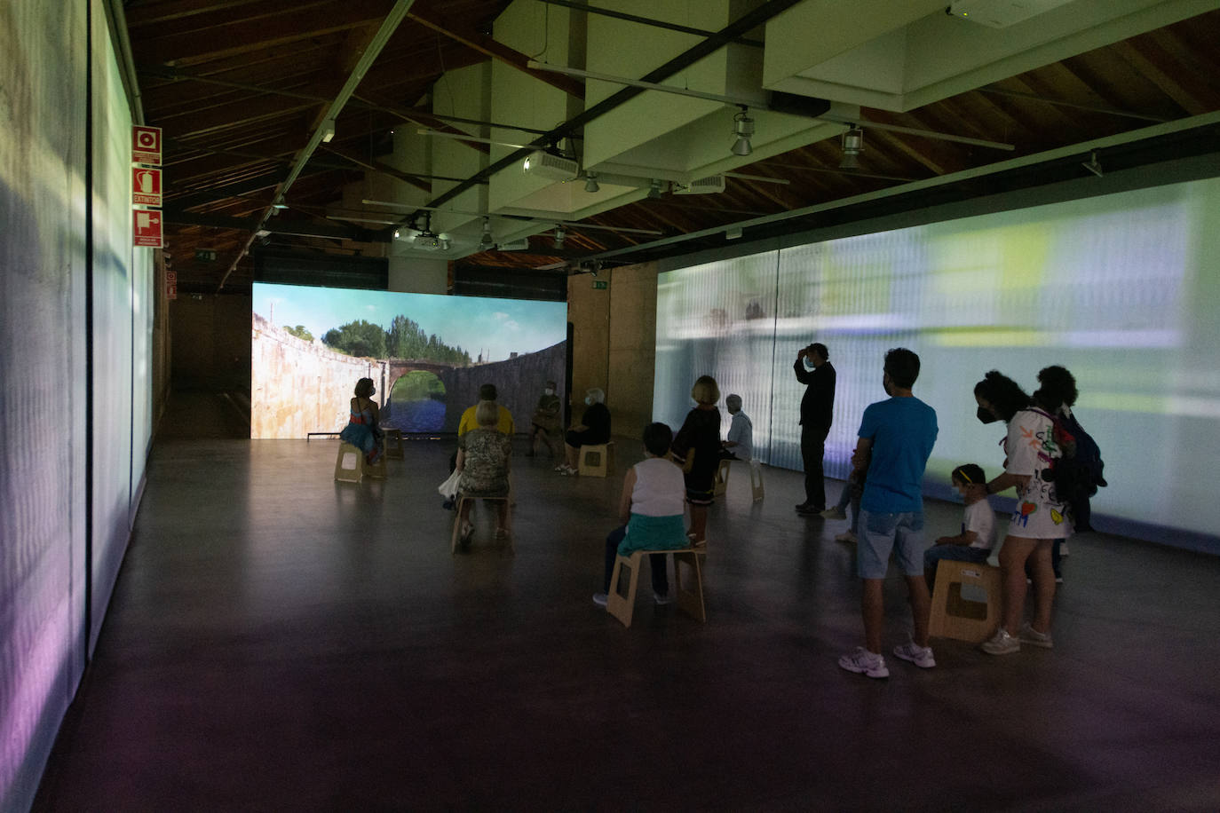 El recorrido está dividido en cuatro partes en las que se proyecta tanto la historia del propio Canal de Castilla, con su nacimiento de mano del Rey Felipe VI y el Marqués de la Ensenada, hasta la flora y fauna característica de esta obra hidráulica.