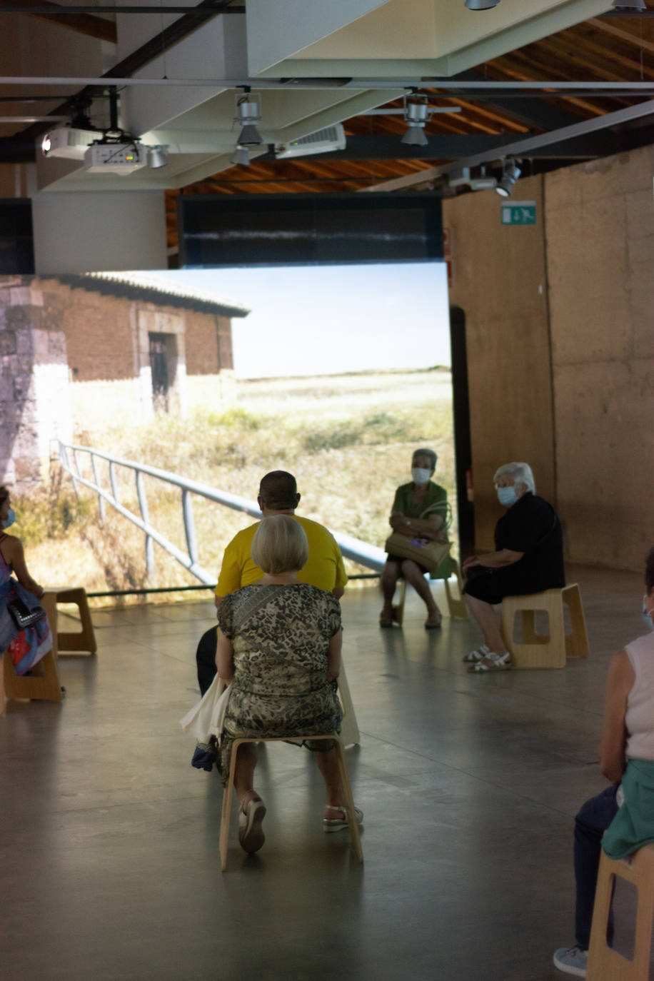 El recorrido está dividido en cuatro partes en las que se proyecta tanto la historia del propio Canal de Castilla, con su nacimiento de mano del Rey Felipe VI y el Marqués de la Ensenada, hasta la flora y fauna característica de esta obra hidráulica.