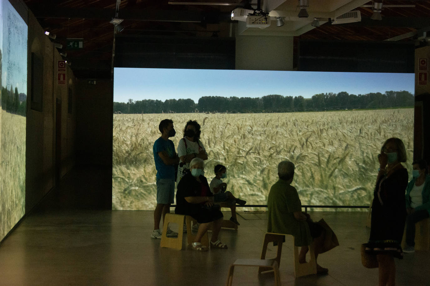 El recorrido está dividido en cuatro partes en las que se proyecta tanto la historia del propio Canal de Castilla, con su nacimiento de mano del Rey Felipe VI y el Marqués de la Ensenada, hasta la flora y fauna característica de esta obra hidráulica.