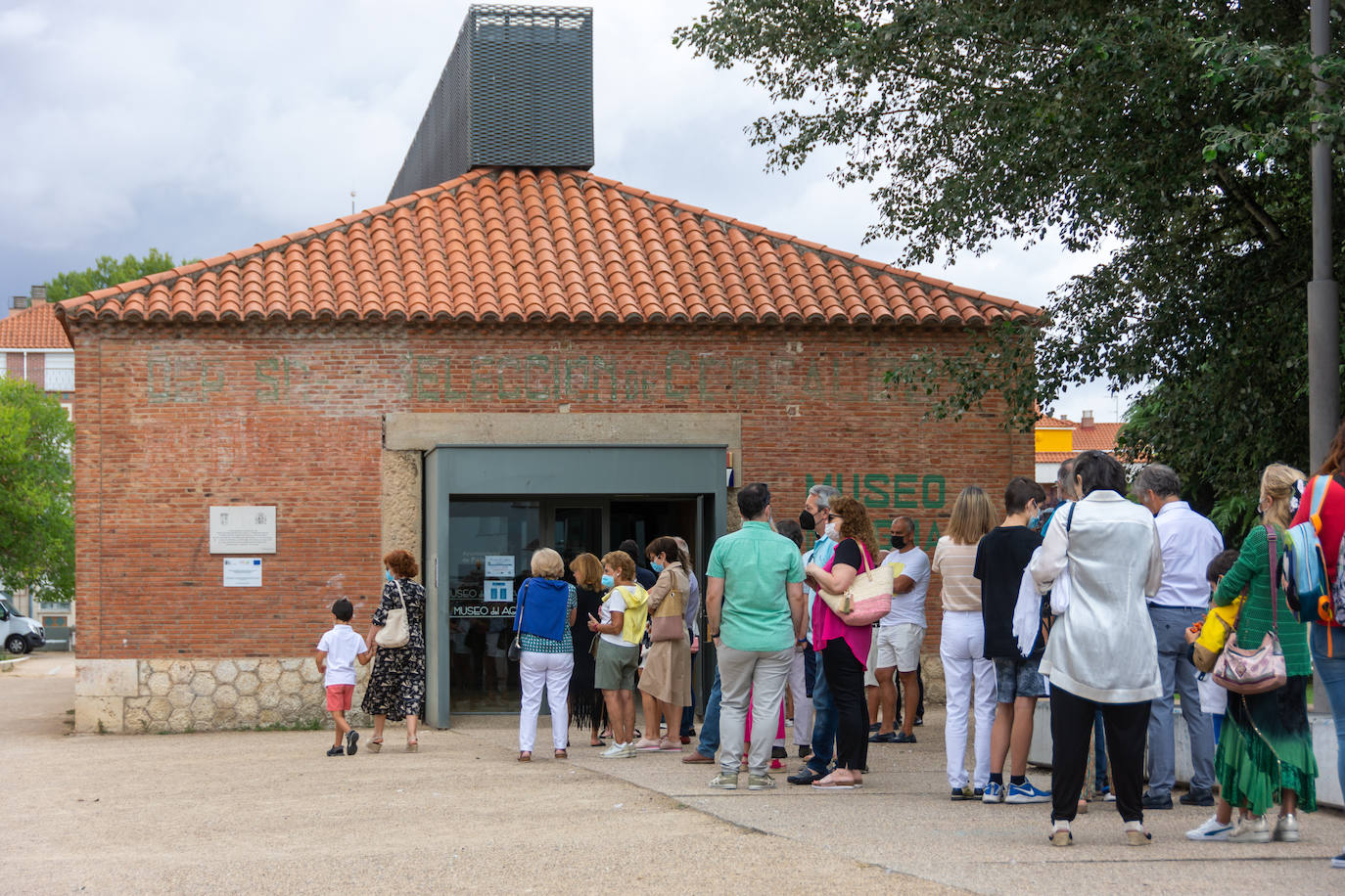 El recorrido está dividido en cuatro partes en las que se proyecta tanto la historia del propio Canal de Castilla, con su nacimiento de mano del Rey Felipe VI y el Marqués de la Ensenada, hasta la flora y fauna característica de esta obra hidráulica.