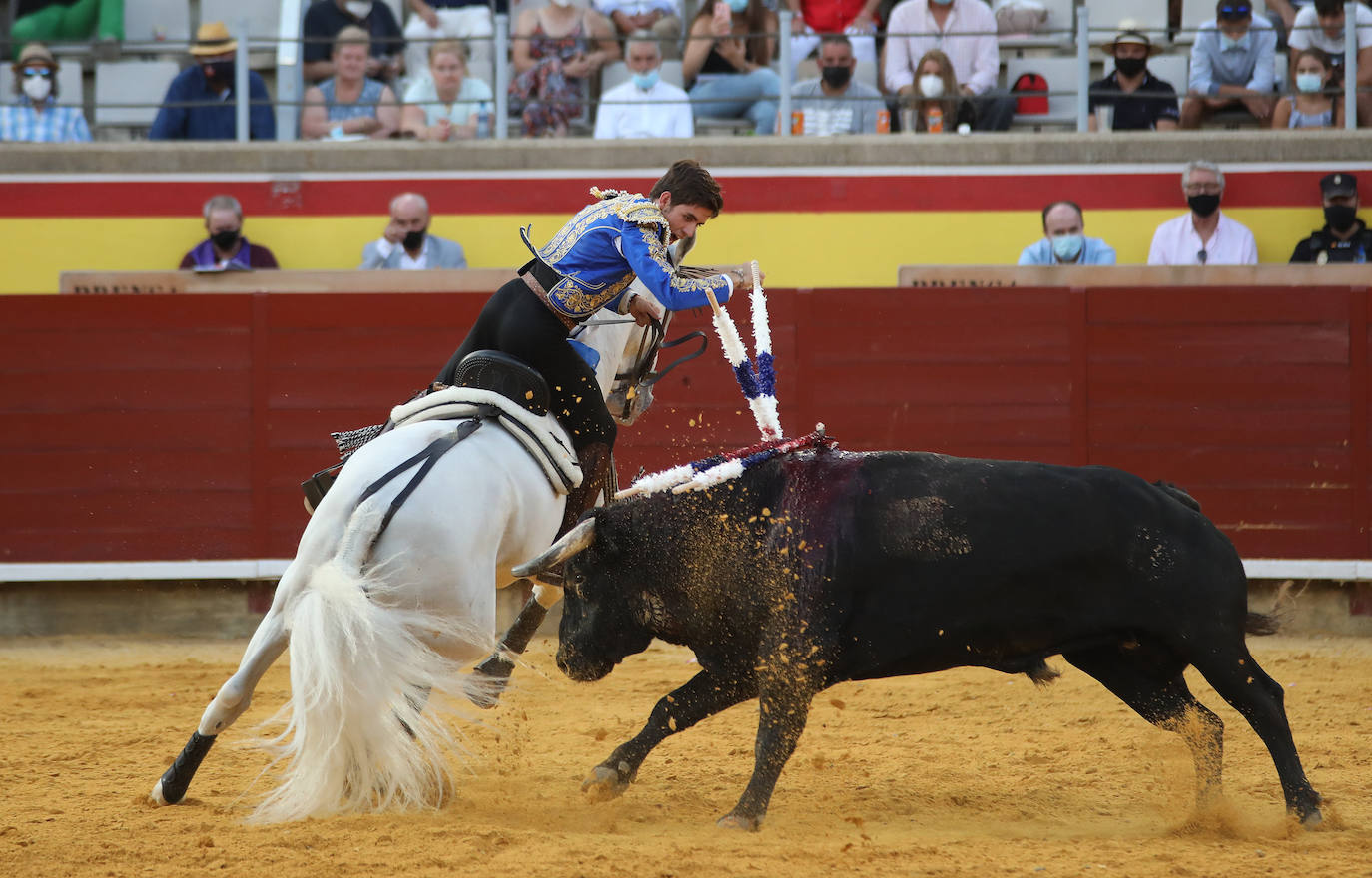 Guillermo Hermoso de Mendoza coloca a dos manos en Palencia.