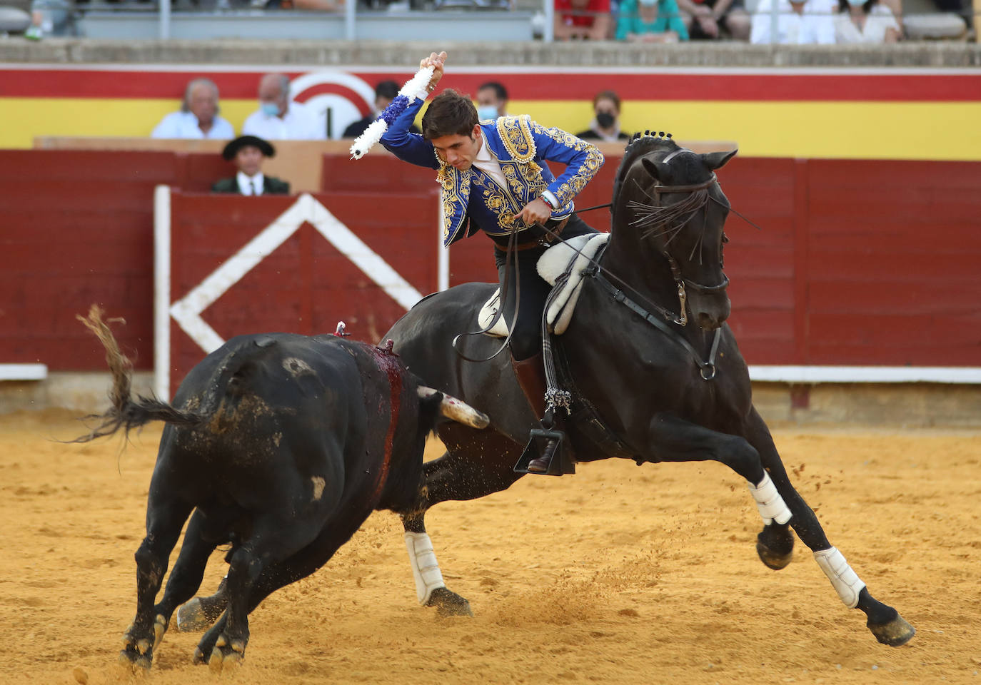 Guillermo Hermoso de Mendoza coloca a dos manos en Palencia.