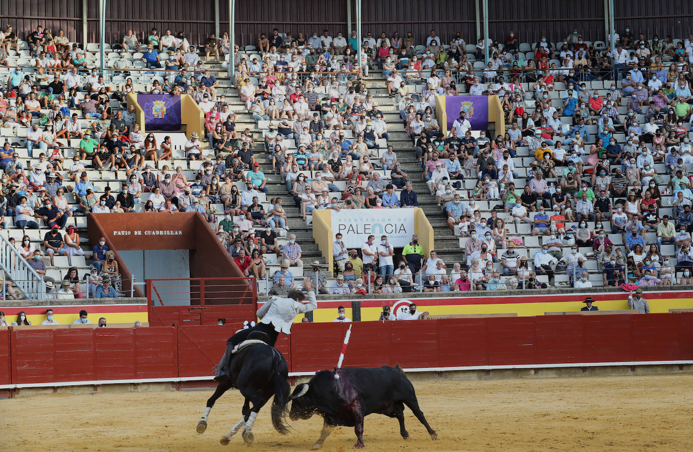 Guillermo Hermoso de Mendoza coloca a dos manos en Palencia.