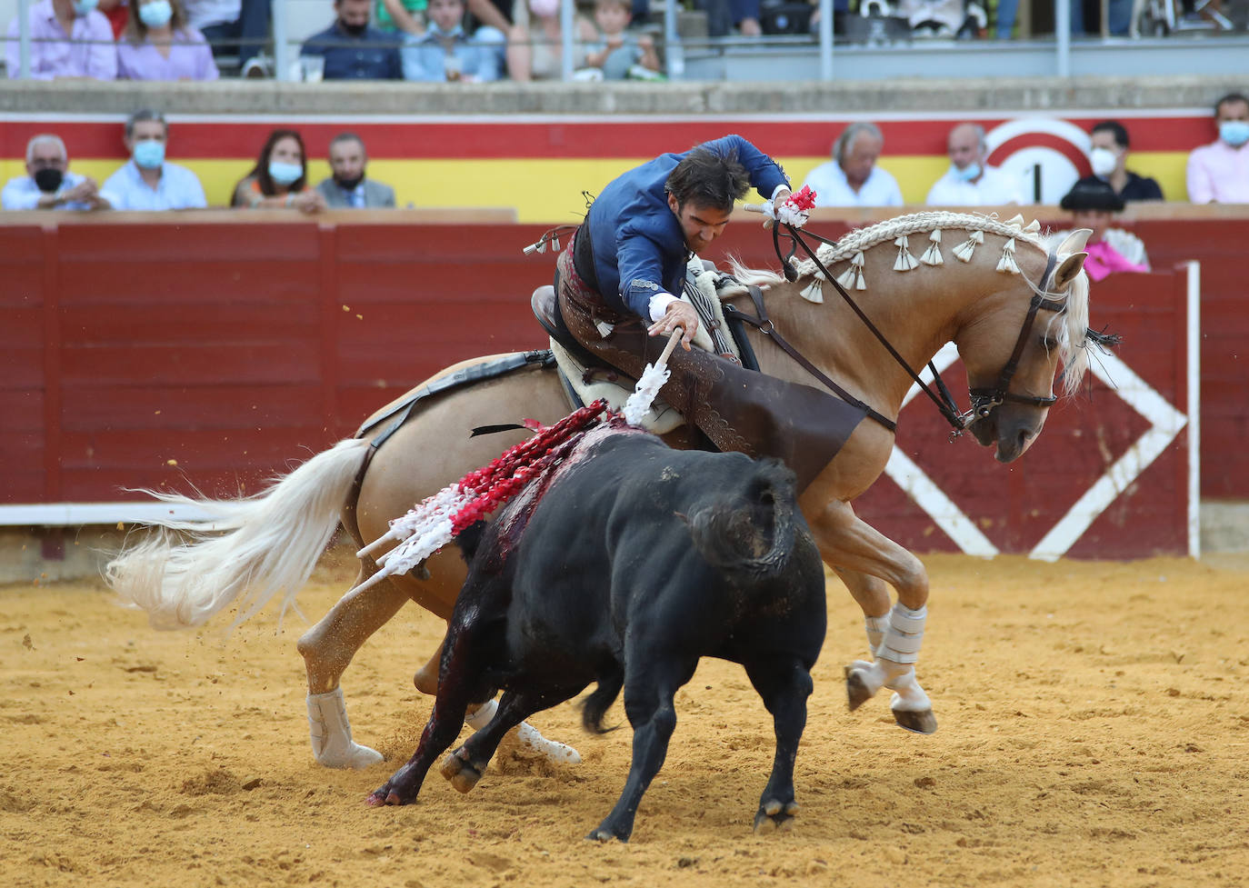 Guillermo Hermoso de Mendoza coloca a dos manos en Palencia.