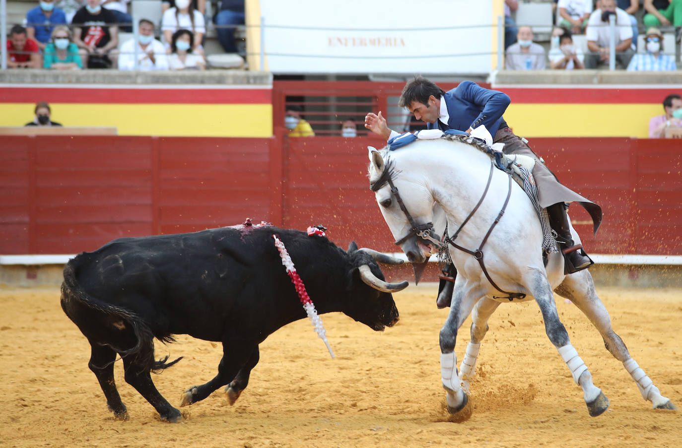 Guillermo Hermoso de Mendoza coloca a dos manos en Palencia.