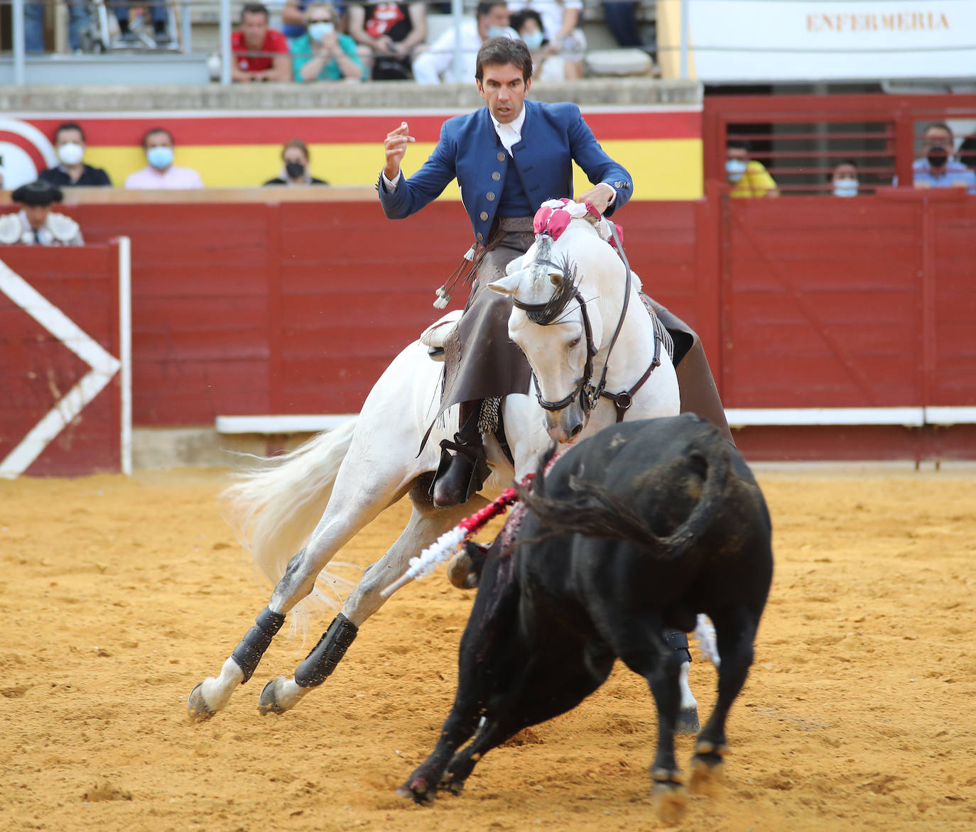 Guillermo Hermoso de Mendoza coloca a dos manos en Palencia.