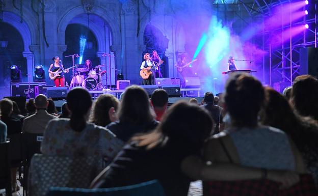 Amparanoia, durante su concierto en la Plaza Mayor de Valladolid. 