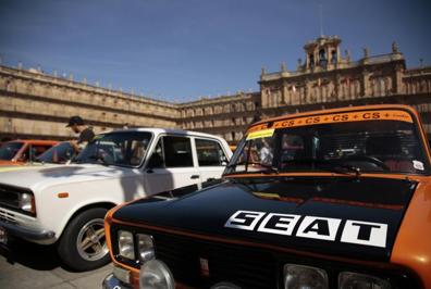 Imagen secundaria 1 - Los míticos SEAT 1430, 124 y 124 Sport toman la Plaza Mayor de Salamanca