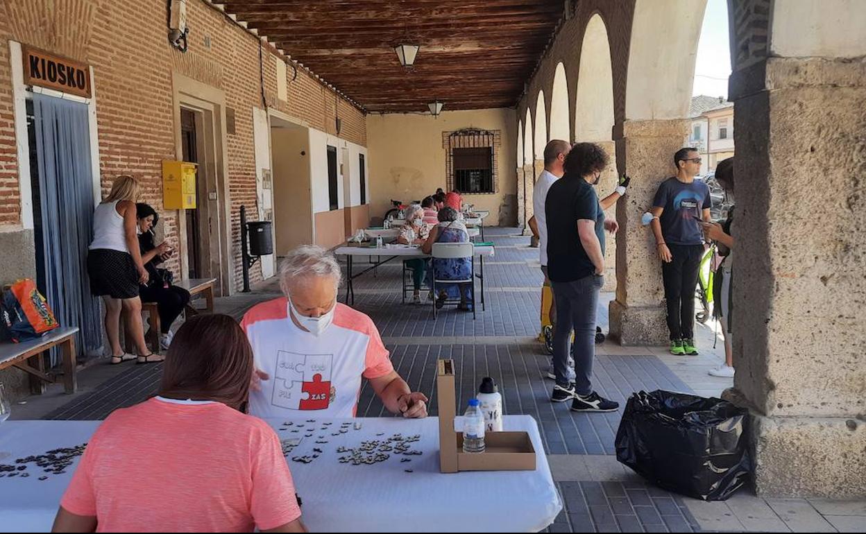 Las parejas completan el puzle de 400 piezas. 