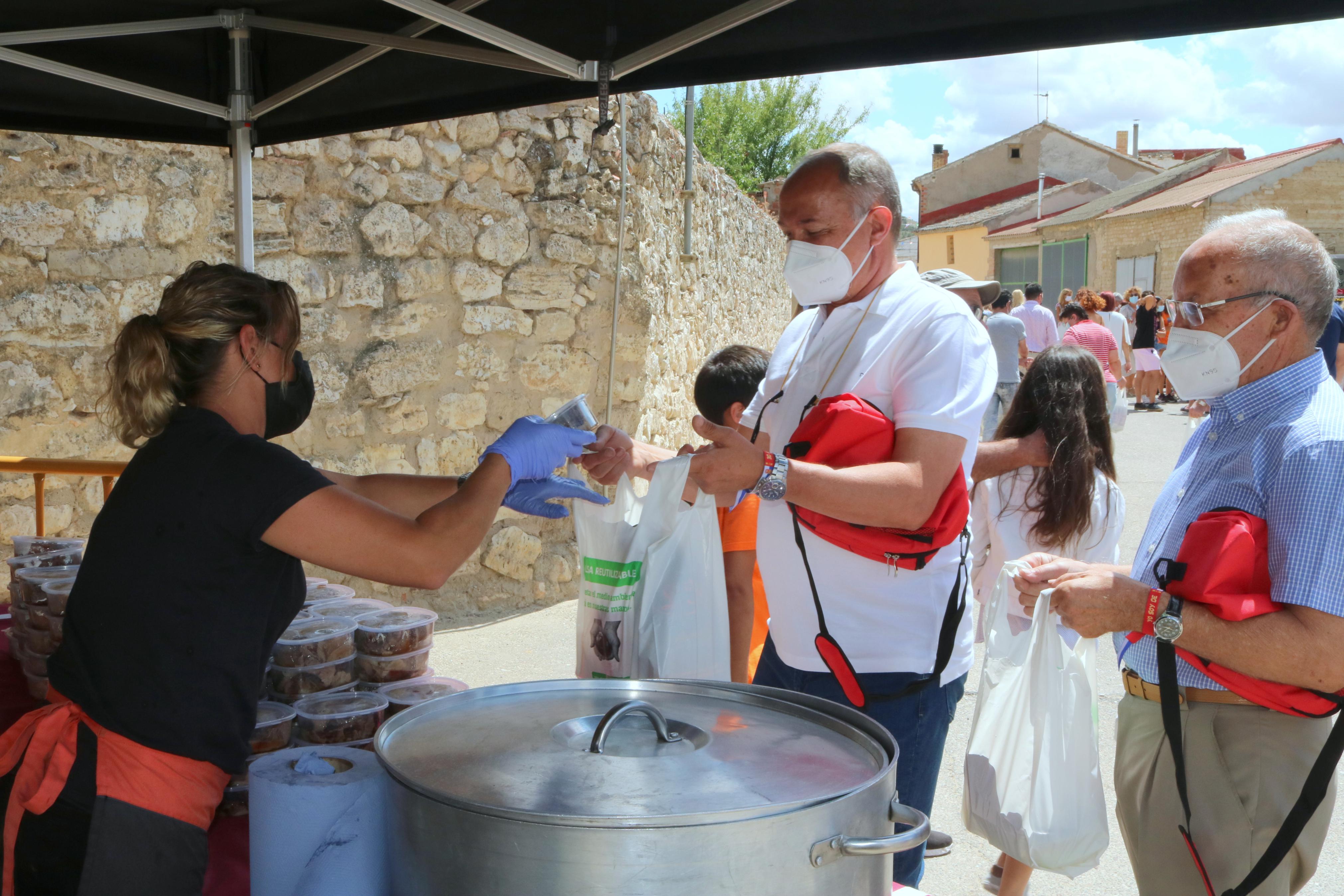 La localidad cerrateña disfrutó de una ternera asada para todo el pueblo