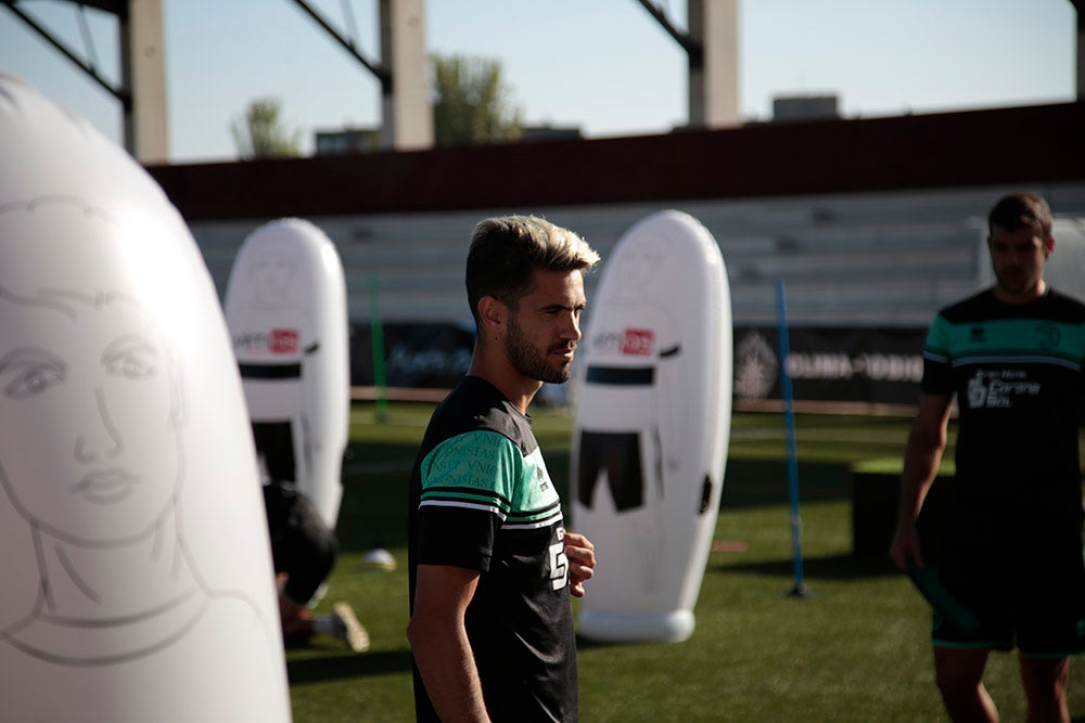 Los jugadores entrenan a las órdenes de Dani Mori mientras los voluntarios del club preparan las gradas del Reina Sofía