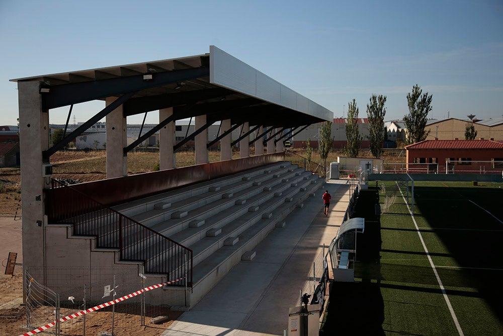 Los jugadores entrenan a las órdenes de Dani Mori mientras los voluntarios del club preparan las gradas del Reina Sofía