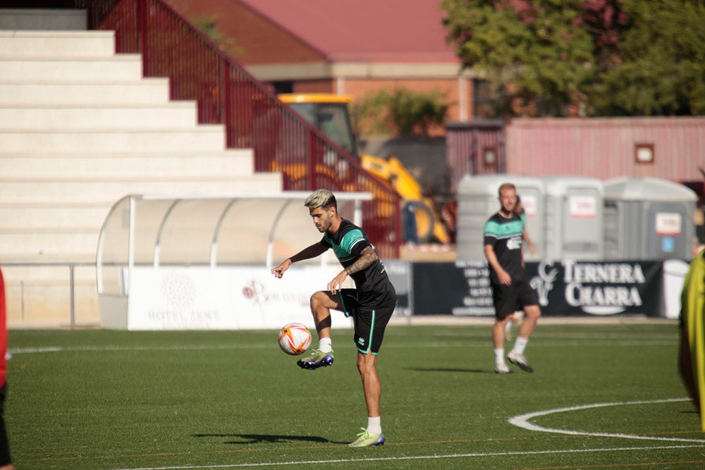 Los jugadores entrenan a las órdenes de Dani Mori mientras los voluntarios del club preparan las gradas del Reina Sofía