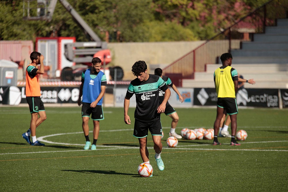 Los jugadores entrenan a las órdenes de Dani Mori mientras los voluntarios del club preparan las gradas del Reina Sofía