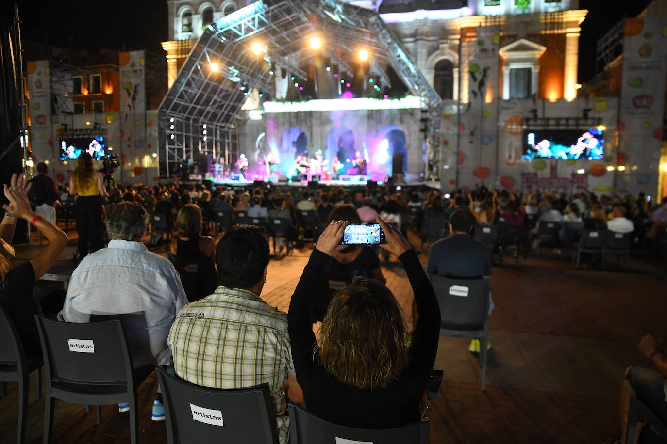 Fotos: Concierto de la Orquesta Mondragón el la Plaza Mayor de Valladolid