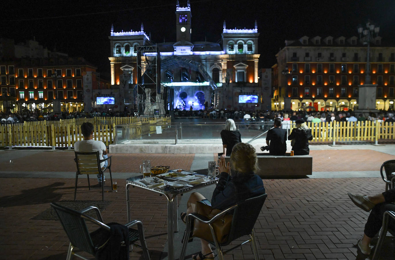 Fotos: Concierto de la Orquesta Mondragón el la Plaza Mayor de Valladolid