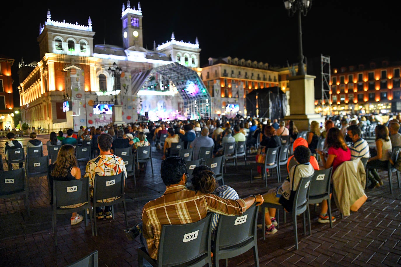 Fotos: Concierto de la Orquesta Mondragón el la Plaza Mayor de Valladolid