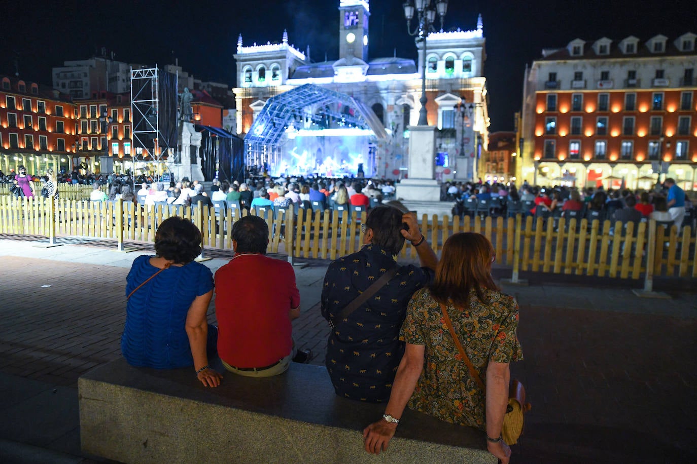 Fotos: Concierto de la Orquesta Mondragón el la Plaza Mayor de Valladolid