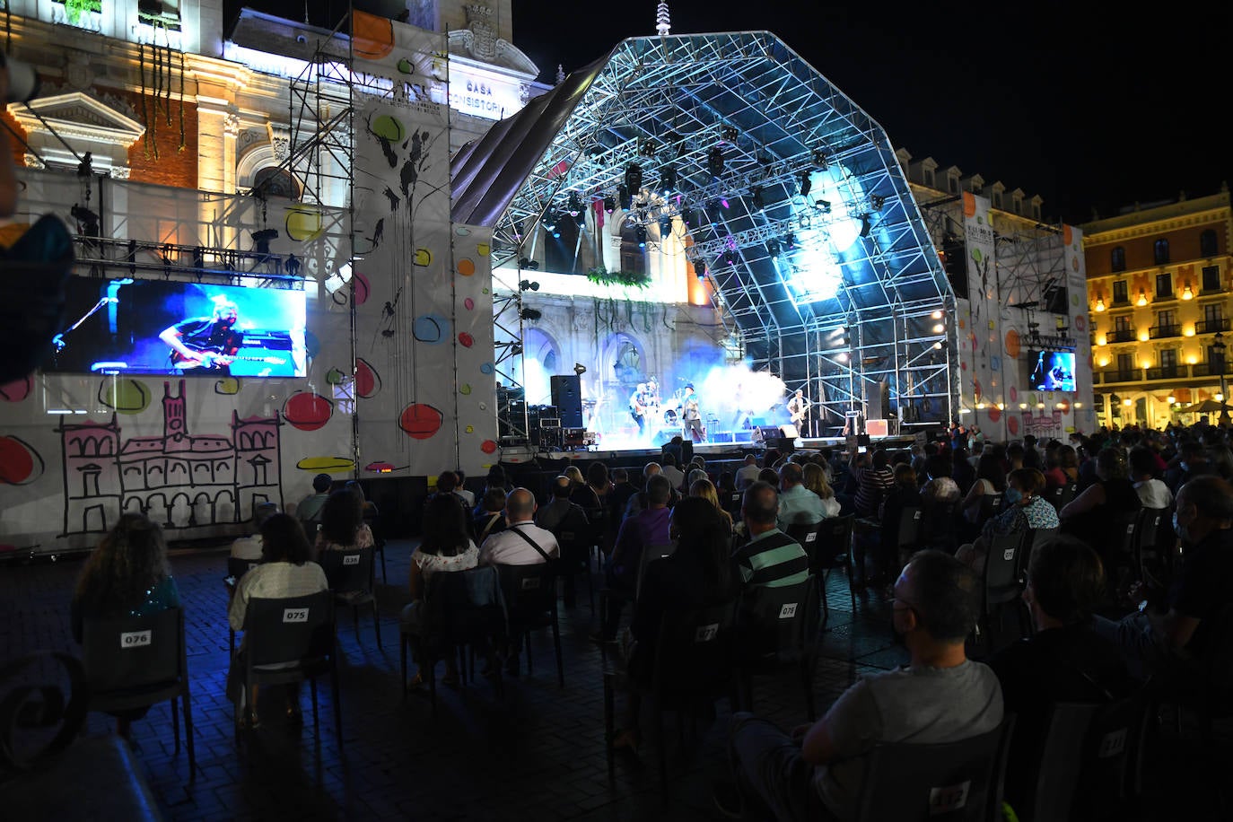 Fotos: Concierto de la Orquesta Mondragón el la Plaza Mayor de Valladolid