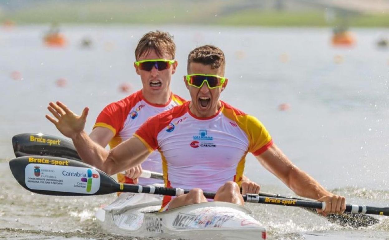 Caballero y Goribar en el momento de procalmarse campeones