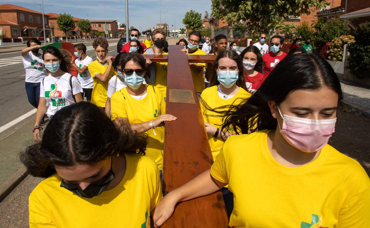 Jóvenes de la Diócesis portuguesa de Guarda entregan La Cruz de la JMJ a jóvenes de la Diócesis de Ciudad Rodrigo en la frontera de Fuentes de Oñoro