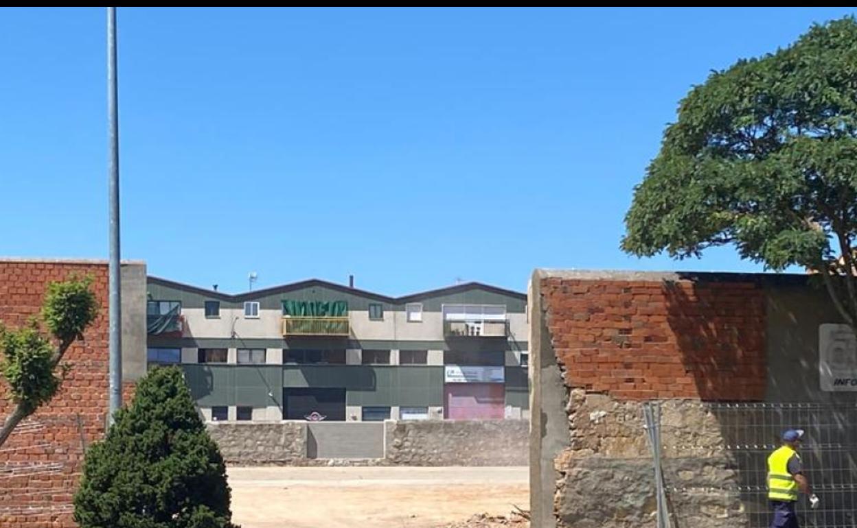 Acceso al campo donde se celebrarán los conciertos.