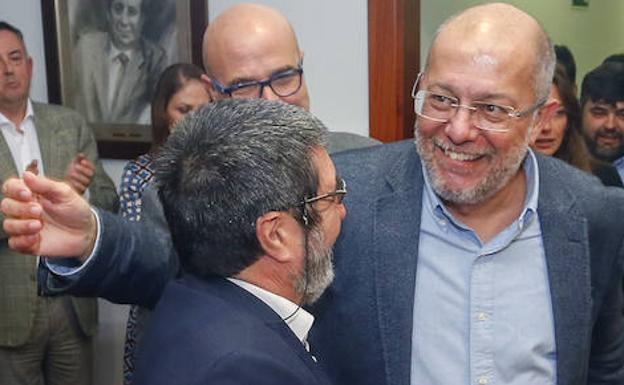 Francisco Igeas saluda a Manuel mitadiel en un acto de Ciudadanos.