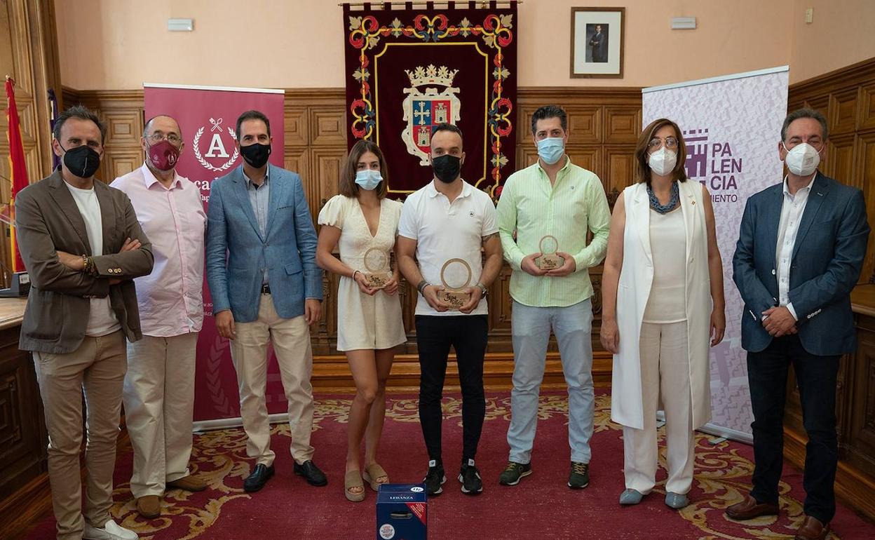 Los ganadores y los representantes institucionales, este domingo en el Ayuntamiento de Palencia.