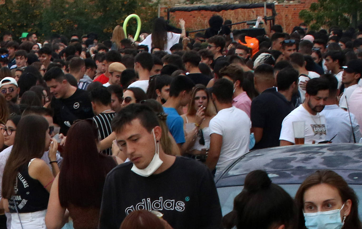 Cientos de jóvenes, esta tarde, en Carbonero el Mayor. 