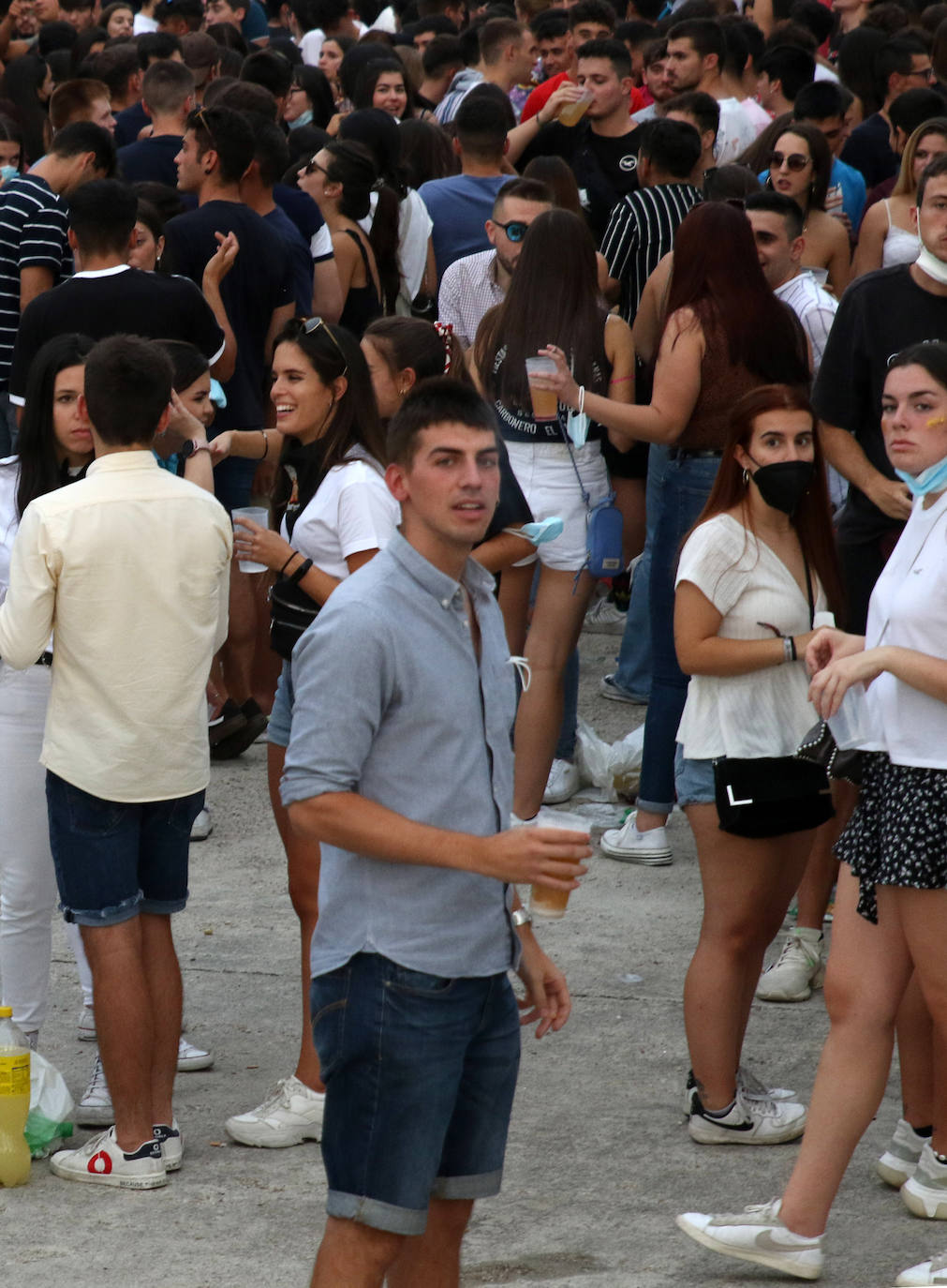 Cientos de jóvenes, esta tarde, en Carbonero el Mayor. 