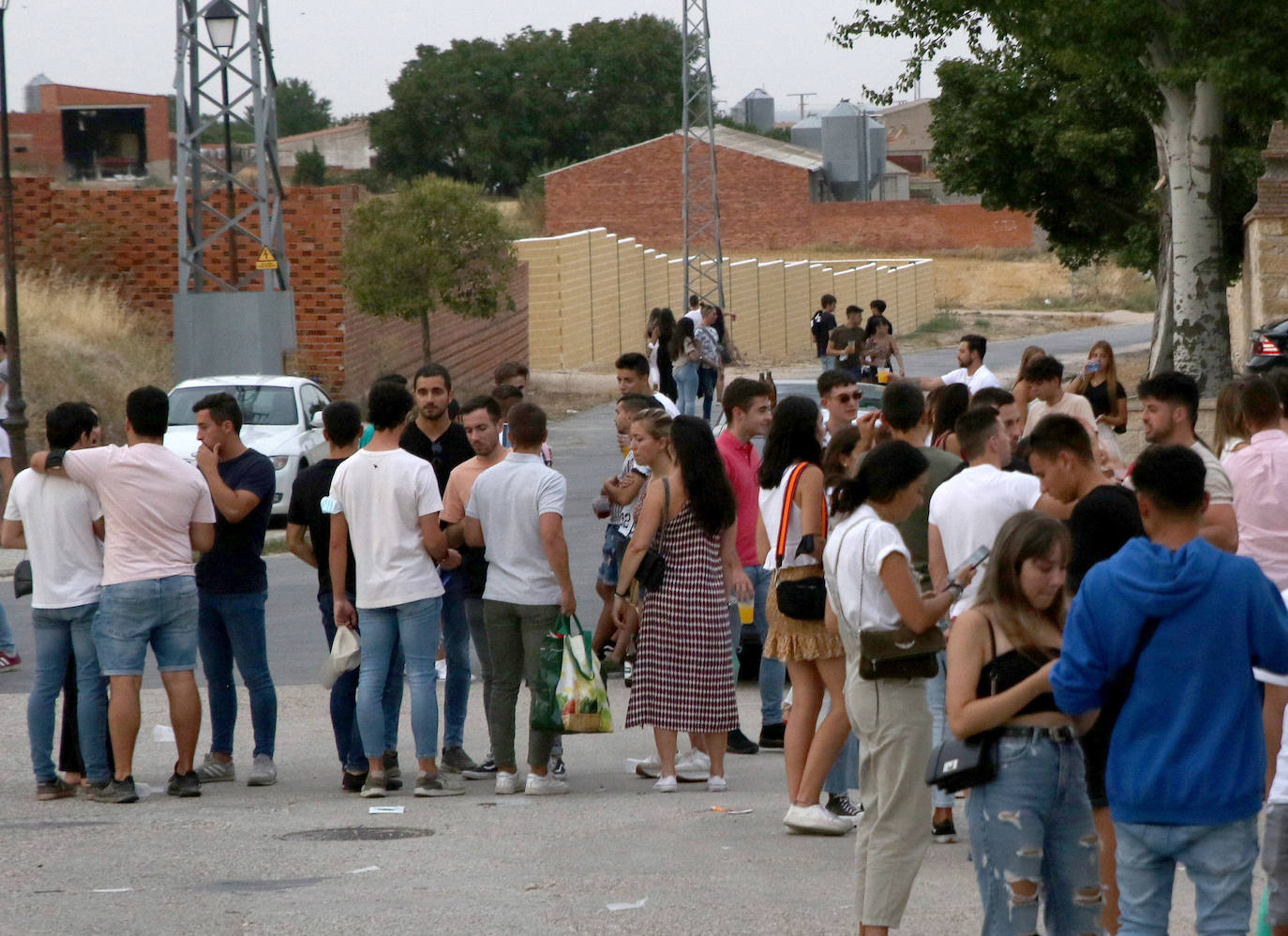 Cientos de jóvenes, esta tarde, en Carbonero el Mayor. 