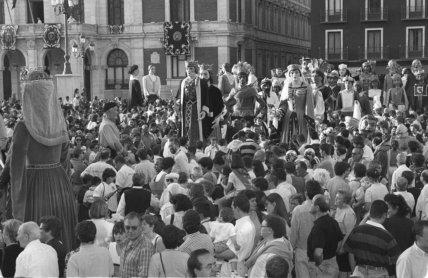 1998. Peñas, peñistas junto a los gigantes y los cabezudos en la Plaza Mayor.