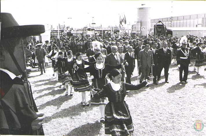 1965. Feria de Muestras. Desfile de autoridades.