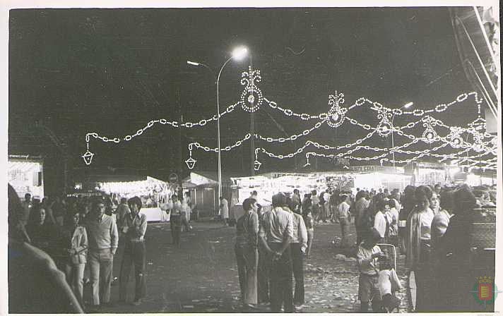 Años 70. Público en el Real de la Feria por la noche.