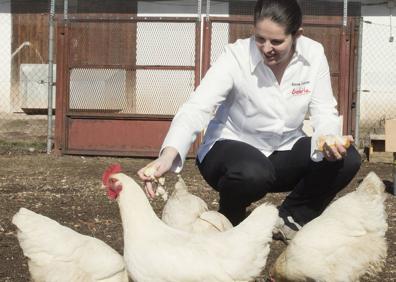 Imagen secundaria 1 - Elena Lucas: «En el entorno rural, la mujer es la que siempre ha cocinado, la que ha tirado de bares y tascas»